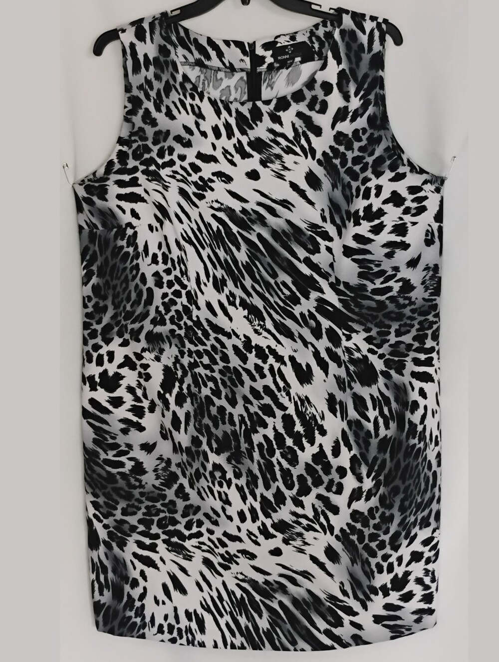 Ronni Nicole Size 22W Sleeveless Snow Leopard Black White Midi Shift Dress Scoop